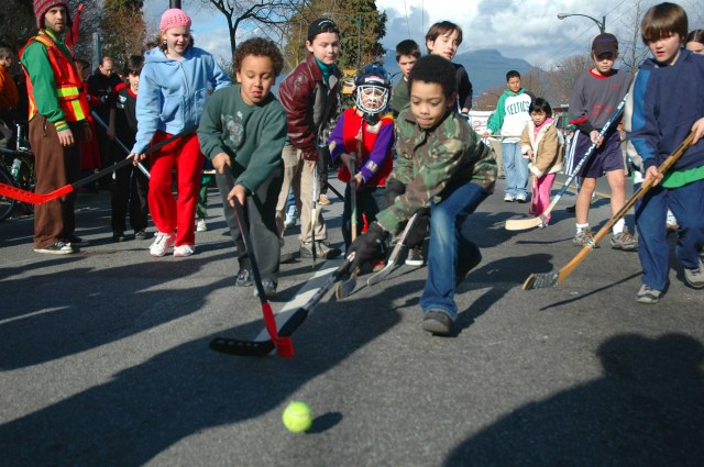 Children_playing_road_hockey_in_Vancouver
